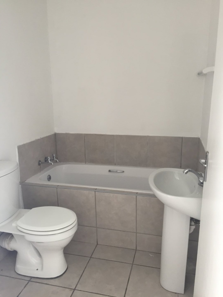 To Let 2 Bedroom Property for Rent in Peerless Park East Western Cape